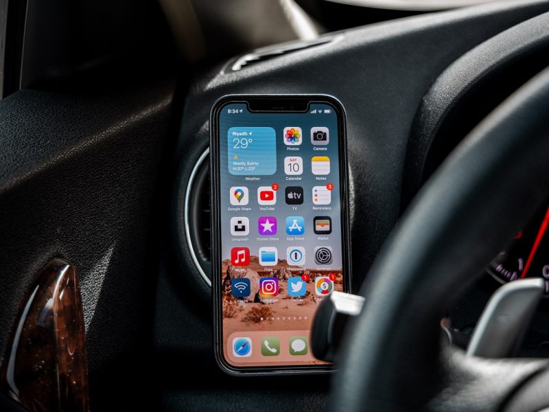 How to safely talk on the phone while driving?